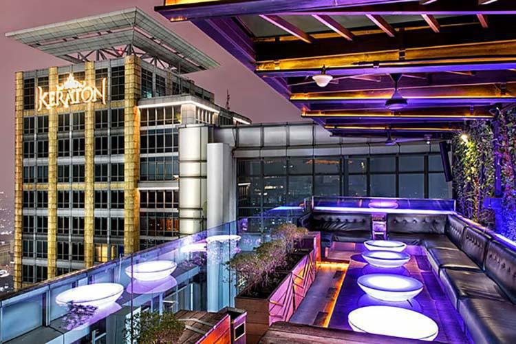 Cloud Lounge & Dining, Sajikan Pemandangan Malam Jakarta