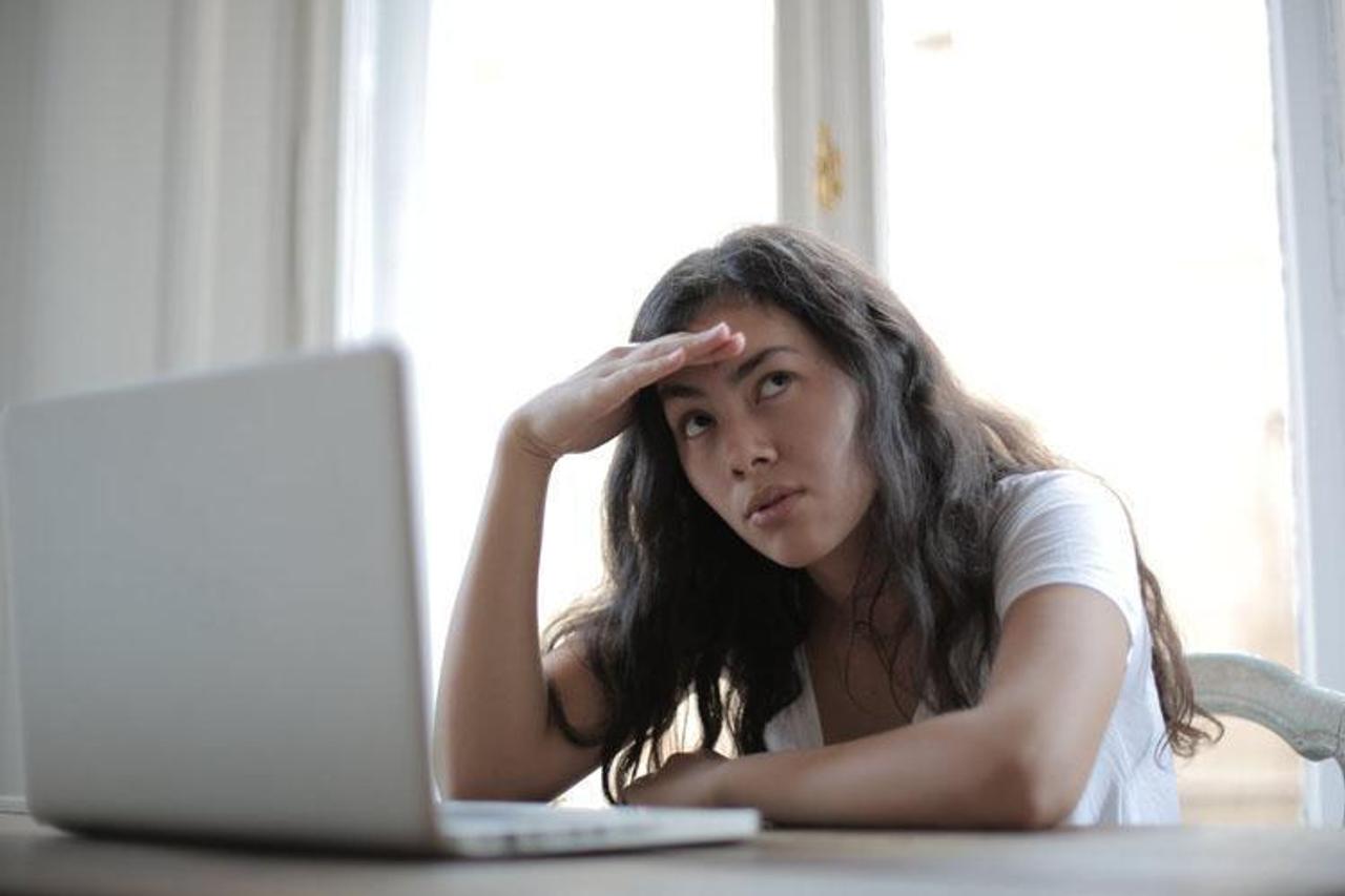 Mengatasi Perasaan Stres yang Muncul Saat Work From Home
