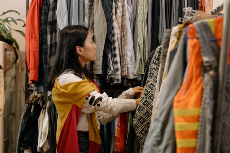 7 Tempat Thrifting Barang Branded yang Hits di TikTok